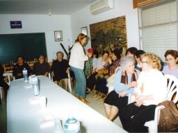 repartoclavelesmujeresbesanadiamujertrabajadoraconsuelo